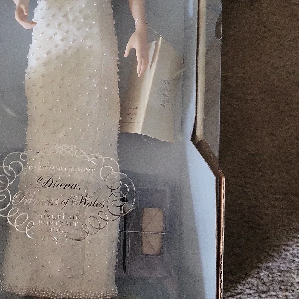 Princess Diana rare new boxed papers porcelain doll ♥️ gorgeous rare stand